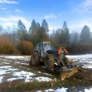 🚜🌲 Aj takéto mašiny makajú v lese každý deň! Lesný terén dá zabrať aj tým najzručnejším, ale dobrý lesný traktor si s tým...